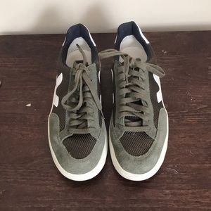Size 38 Forest green Veja V-12 sneakers.